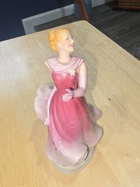 1984 Avon Ginger Rogers Figurine - Images of Hollywood - AS-IS / DAMAGED
